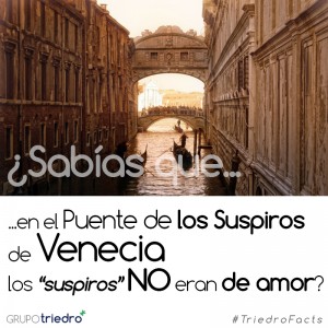 Siempre se ha pensado que el Puente de los Suspiros de Venecia se llamaba así por los suspiros de los enamorados que se besan cuando pasan por debajo, como es costumbre.  Sin embargo, su nombre se debe a los prisioneros que cruzaban el puente antiguamente, pues unía el Palacio Ducal con la prisión de la antigua Inquisición. Se dice que estos reos suspiraban hondamente, conscientes de que era la última vez que verían el cielo y el mar.  El tiempo, el turismo y Lord Byron se encargarían de dulcificar la historia de este hermoso puente.