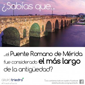 En las últimas décadas del siglo I a.C., a la vez que se fundaba la ciudad de Emerita Augusta, Roma mandó levantar este puente que serviría para cruzar el Guadiana a la altura de la importante Via de la Plata, que cruzaba Hispania de norte a sur.  Fueron en total 62 arcos con una longitud de 755 metros, y fue el más largo de todo el imperio hasta la construcción, en el siglo II d.C., del Puente de Trajano sobre el Danubio, del que hoy en día sólo quedan algunos pilares sumergidos.  Es por eso por lo que muchos consideran hoy el Puente Romano de Mérida como el puente existente más largo de la antigüedad.