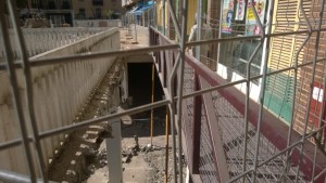 Estructura provisional metálica para acceder al supermercado durante el periodo de obras